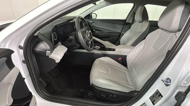 Certified 2025 Hyundai Elantra Limited FWD image 12