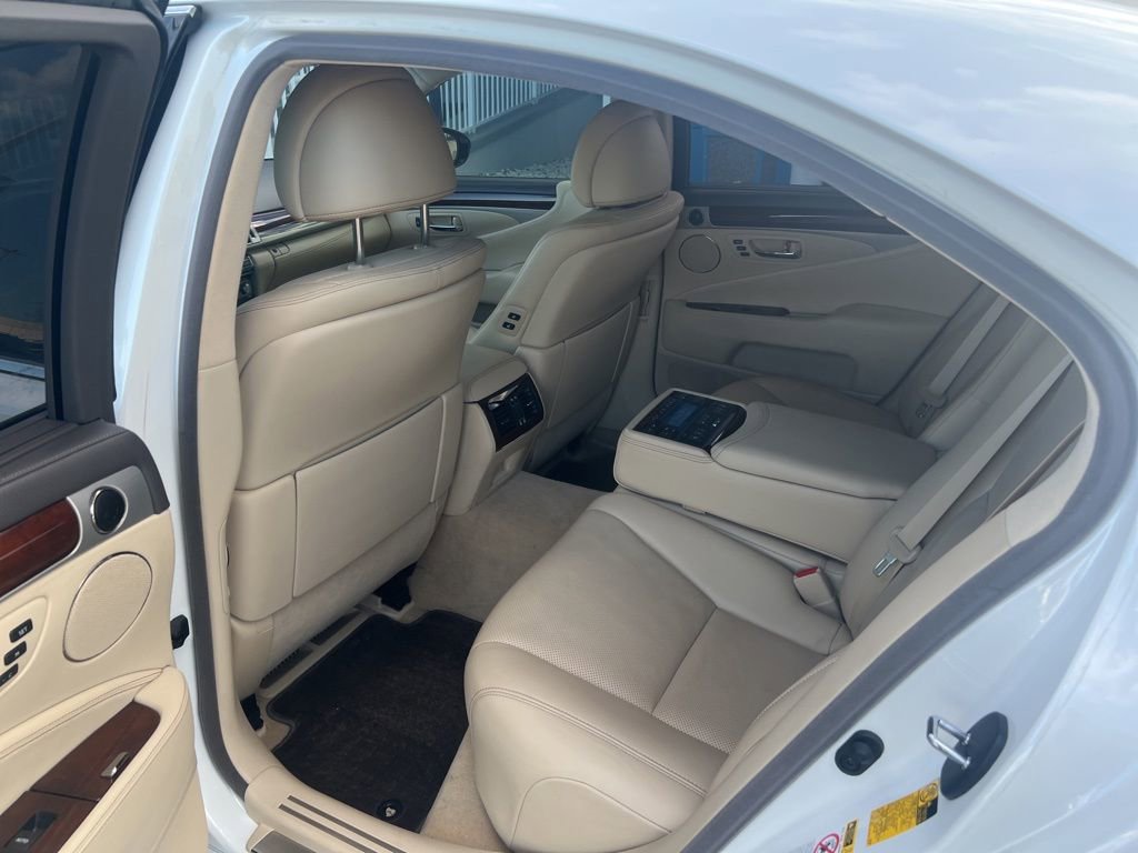 Used 2014 Lexus LS 460 w/ Ultra Luxury Package RWD image 12