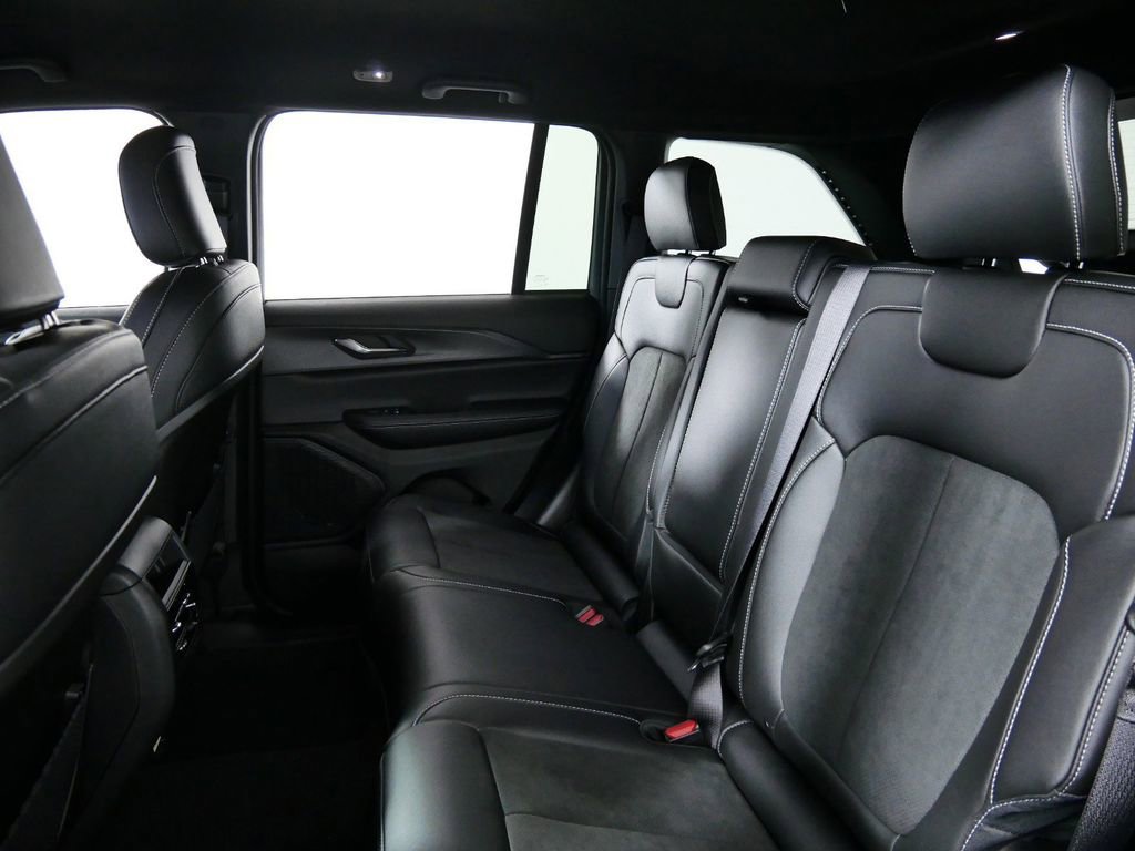 Certified 2024 Jeep Grand Cherokee Altitude image 31