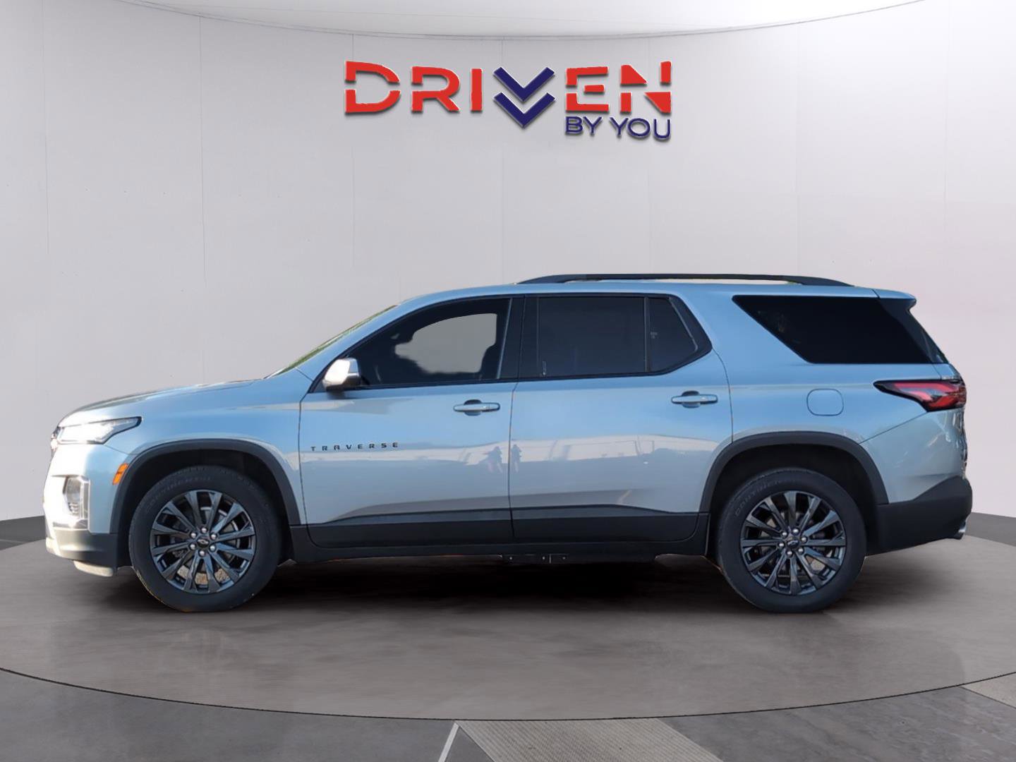Used 2023 Chevrolet Traverse RS FWD image 2