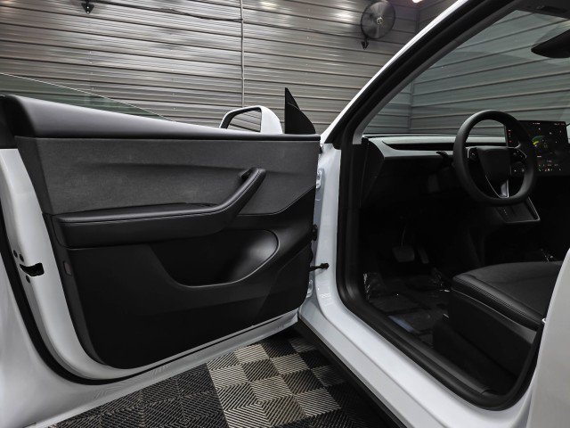 Used 2026 Tesla Model Y 2WD image 27