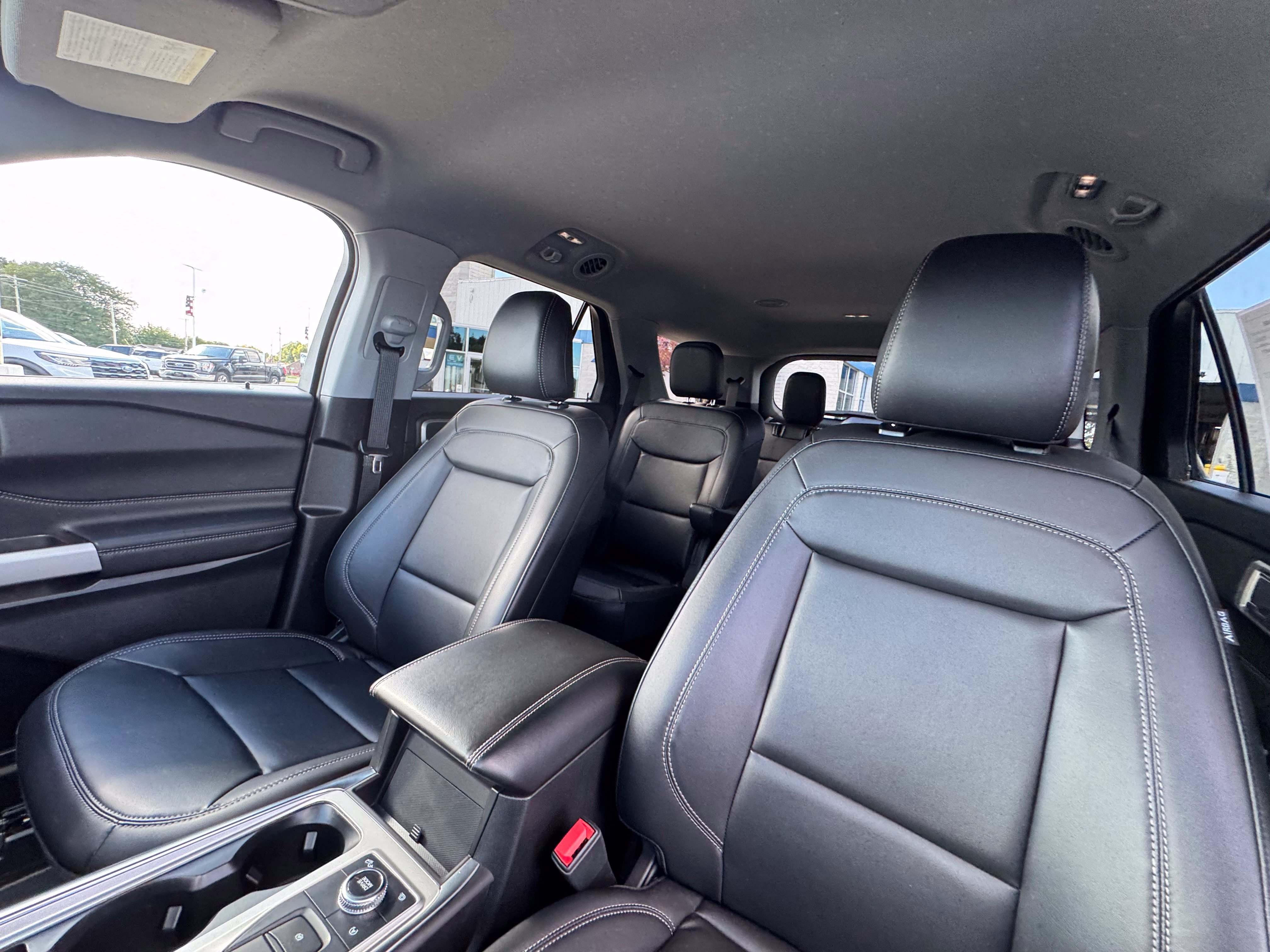 Used 2024 Ford Explorer XLT w/ Equipment Group 202A AWD/4WD image 33