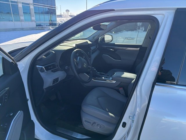 Used 2024 Toyota Highlander Limited image 6