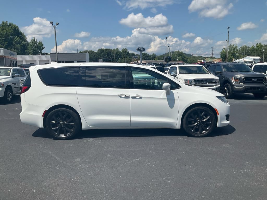 Used 2020 Chrysler Pacifica Touring w/ S Appearance Package FWD image 4