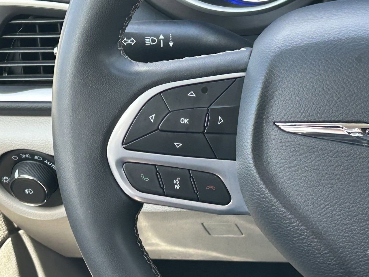 Used 2023 Chrysler Pacifica Touring-L image 26