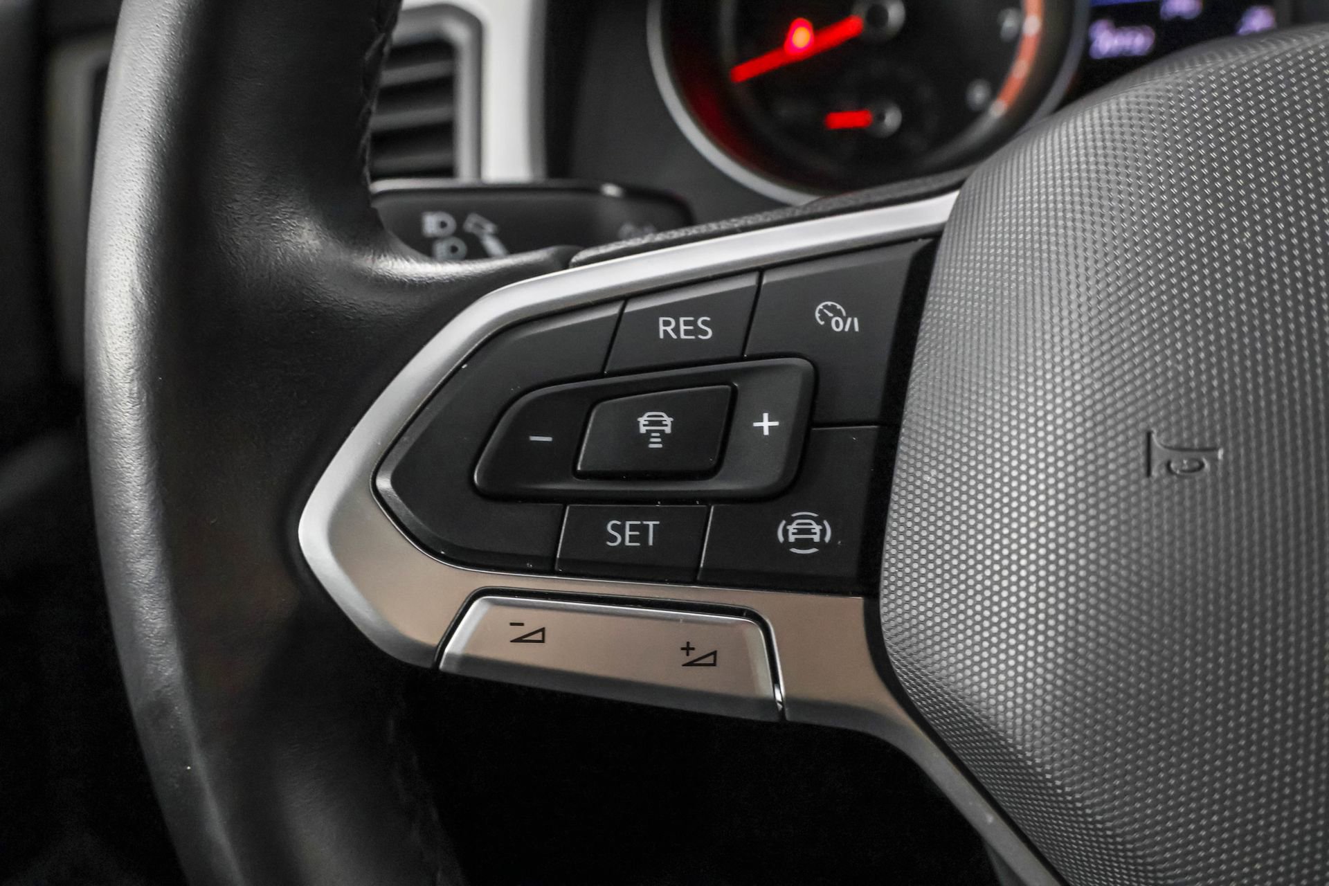 Used 2020 Volkswagen Atlas Cross Sport SE w/ Towing Package image 28