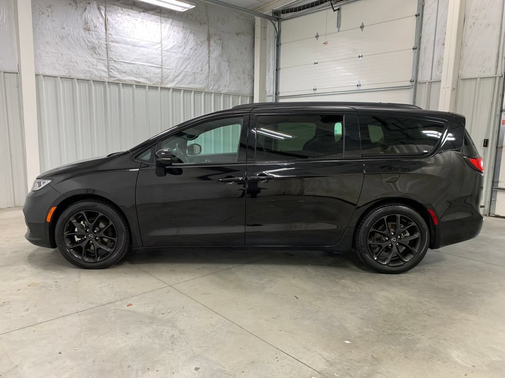 Used 2025 Chrysler Pacifica Limited FWD image 4