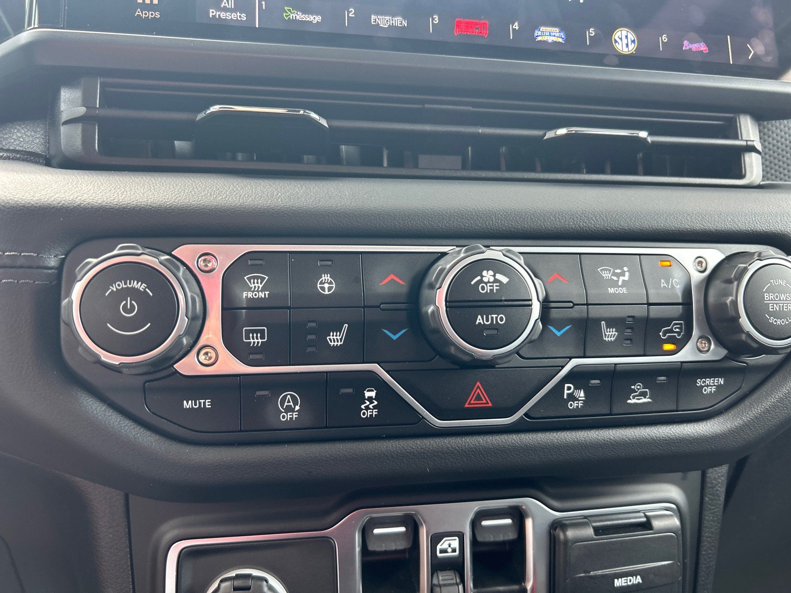 Used 2025 Jeep Gladiator Rubicon AWD/4WD image 15