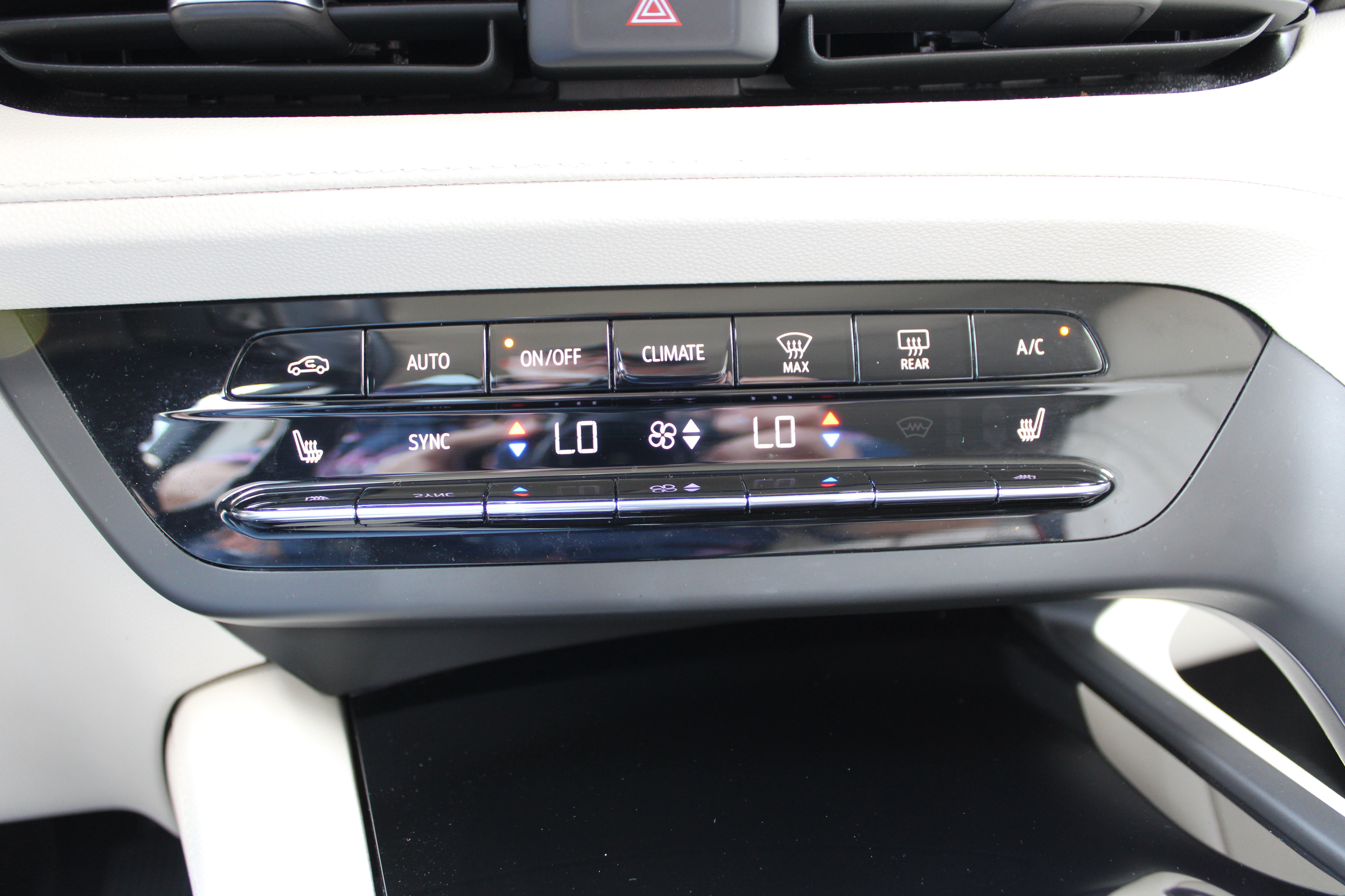 Used 2023 Buick Envision Essence AWD/4WD image 21