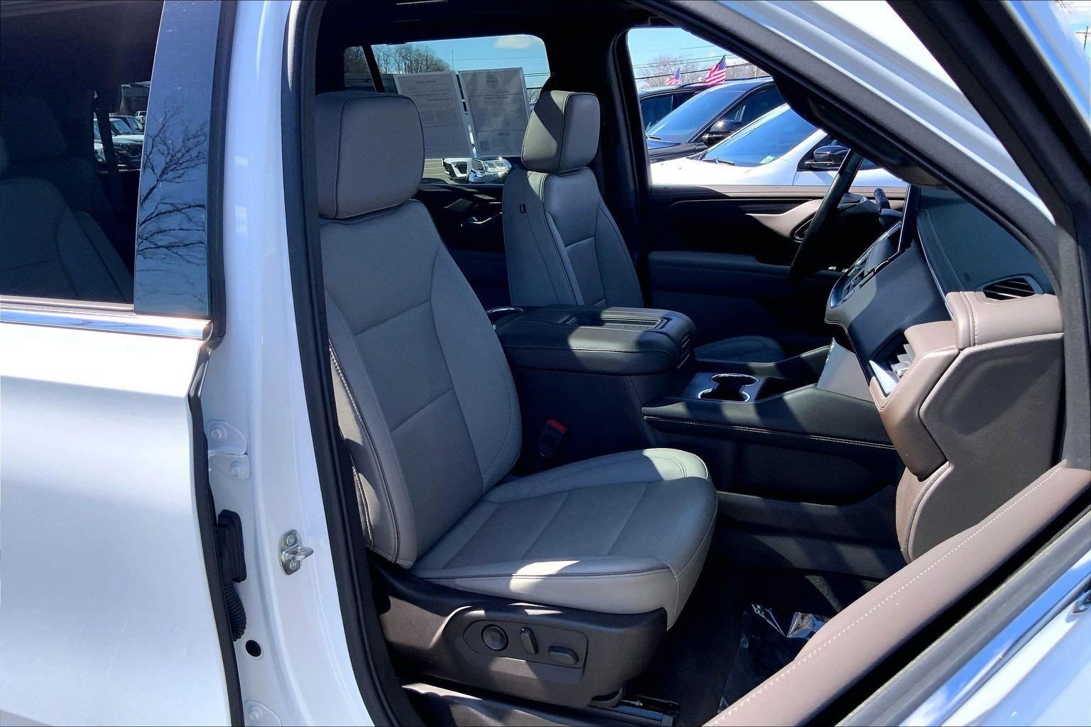 Used 2022 GMC Yukon SLT w/ SLT Premium Package image 7