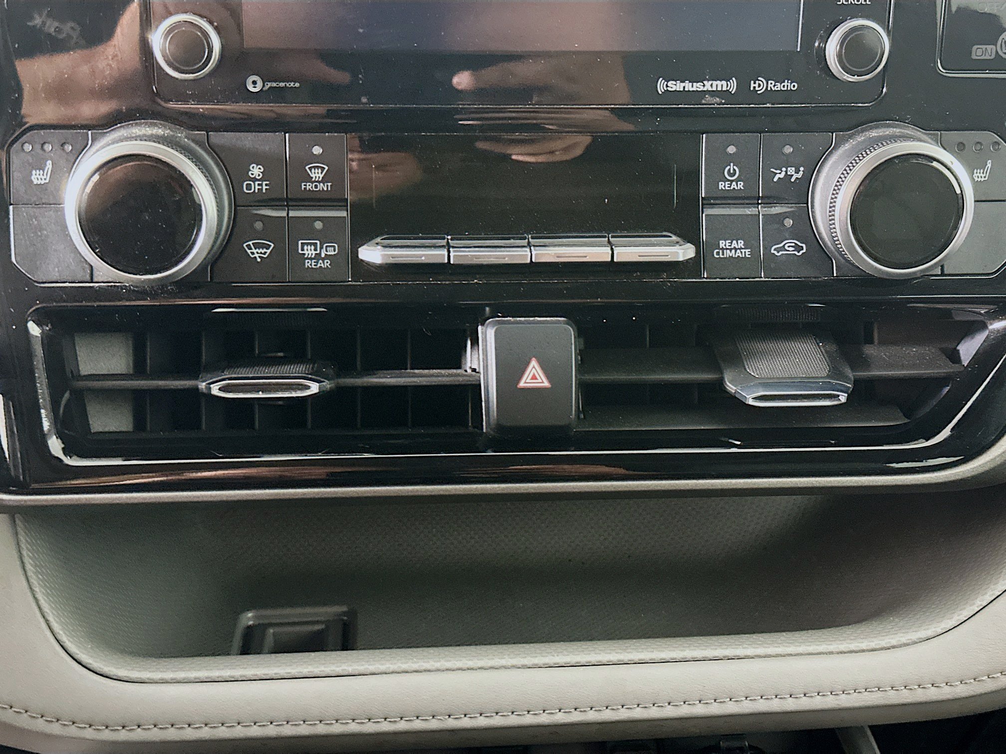 Used 2021 Toyota Highlander XLE AWD/4WD image 24