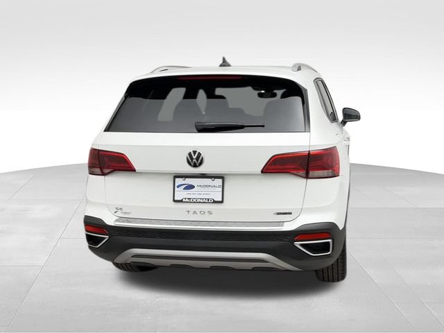 Used 2023 Volkswagen Taos SE w/ Panoramic Sunroof Package AWD/4WD video 3