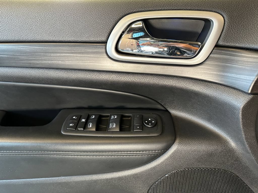 Used 2019 Jeep Grand Cherokee Laredo w/ Security & Convenience Group AWD/4WD image 18