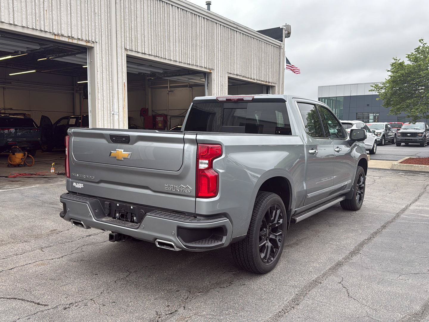 Used 2025 Chevrolet Silverado 1500 High Country w/ High Country Premium Package AWD/4WD image 3