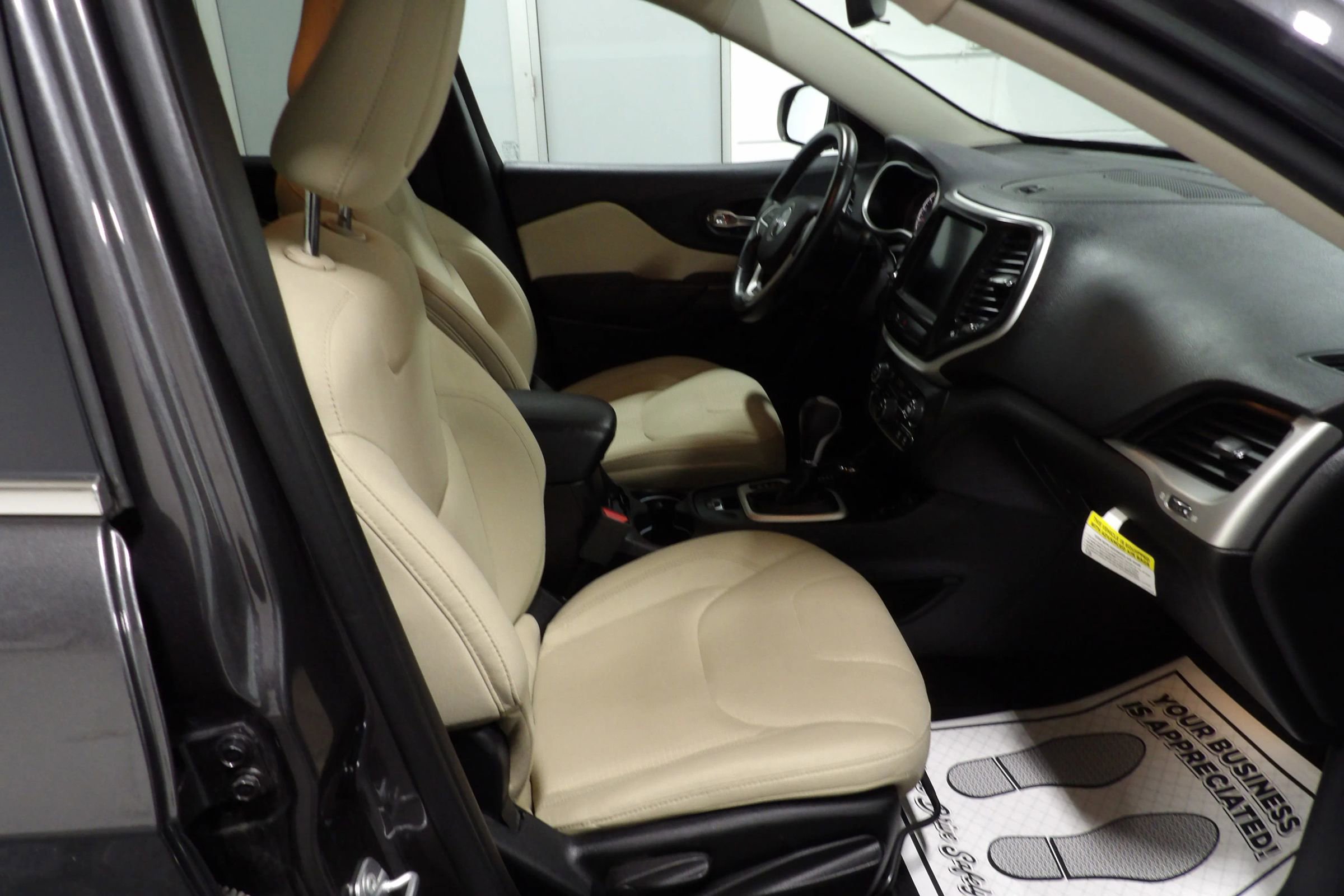 Used 2017 Jeep Cherokee Latitude w/ Safety/Convenience Group image 9