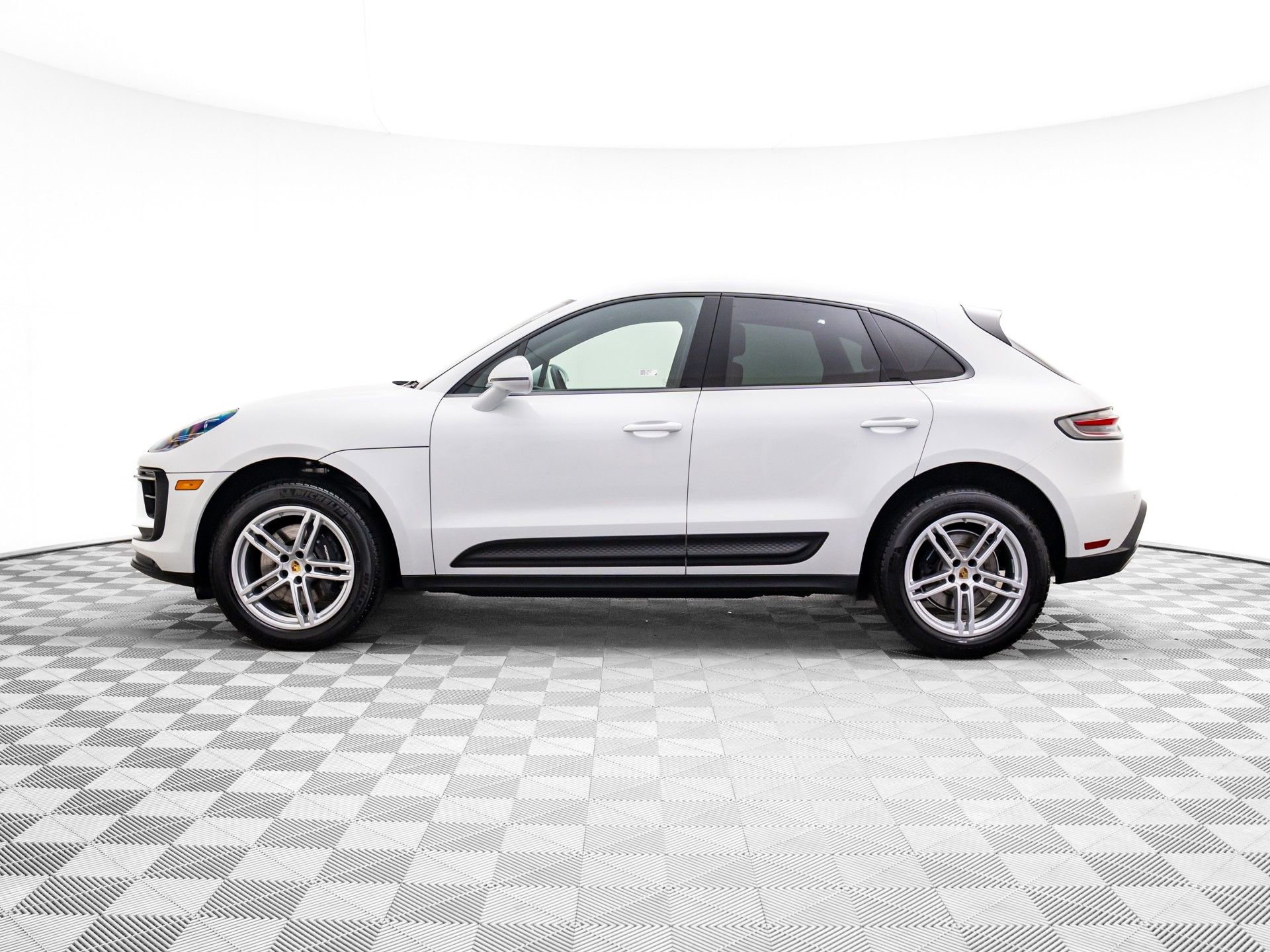 Certified 2025 Porsche Macan video 2