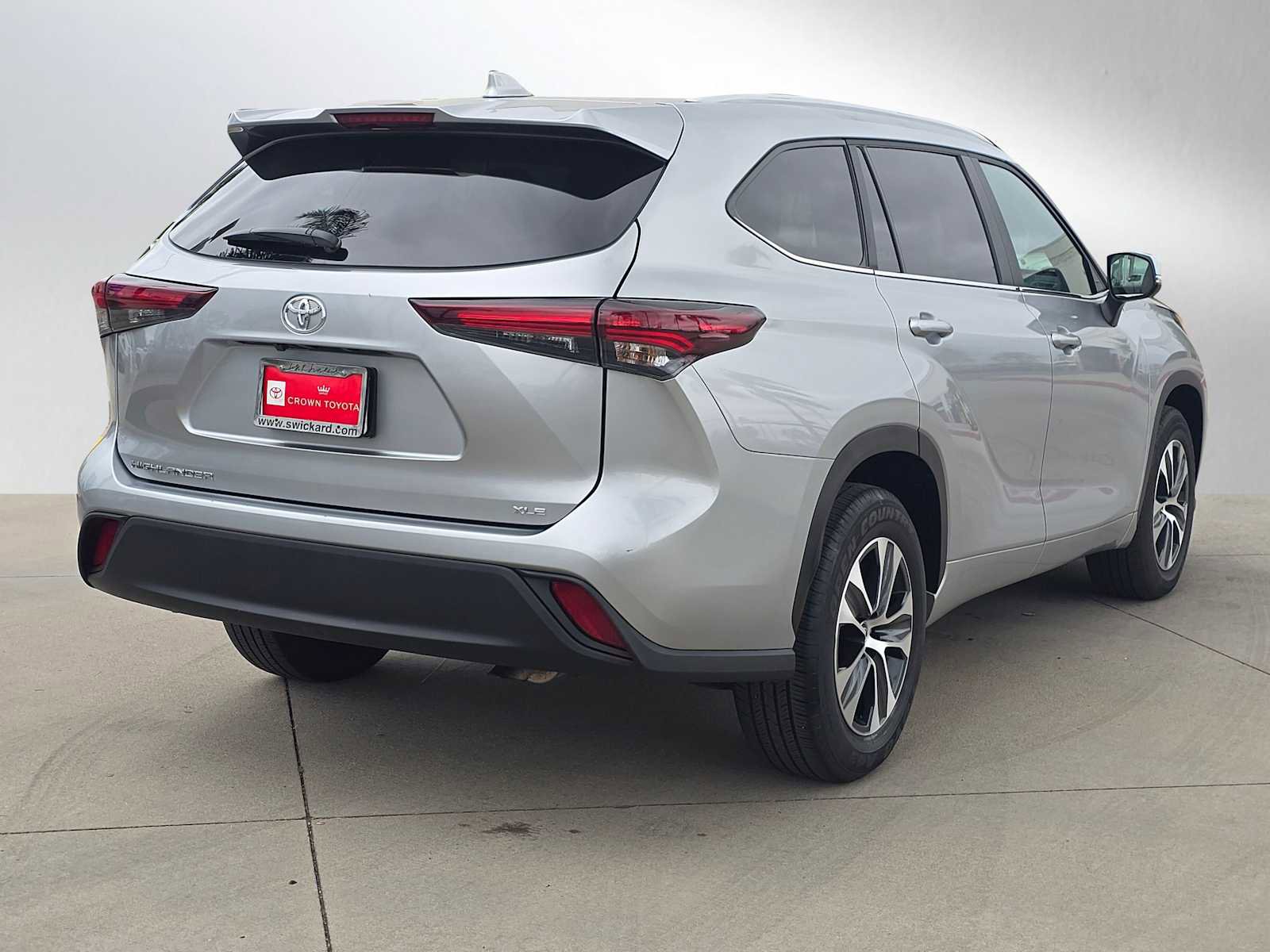 Certified 2025 Toyota Highlander XLE FWD image 3
