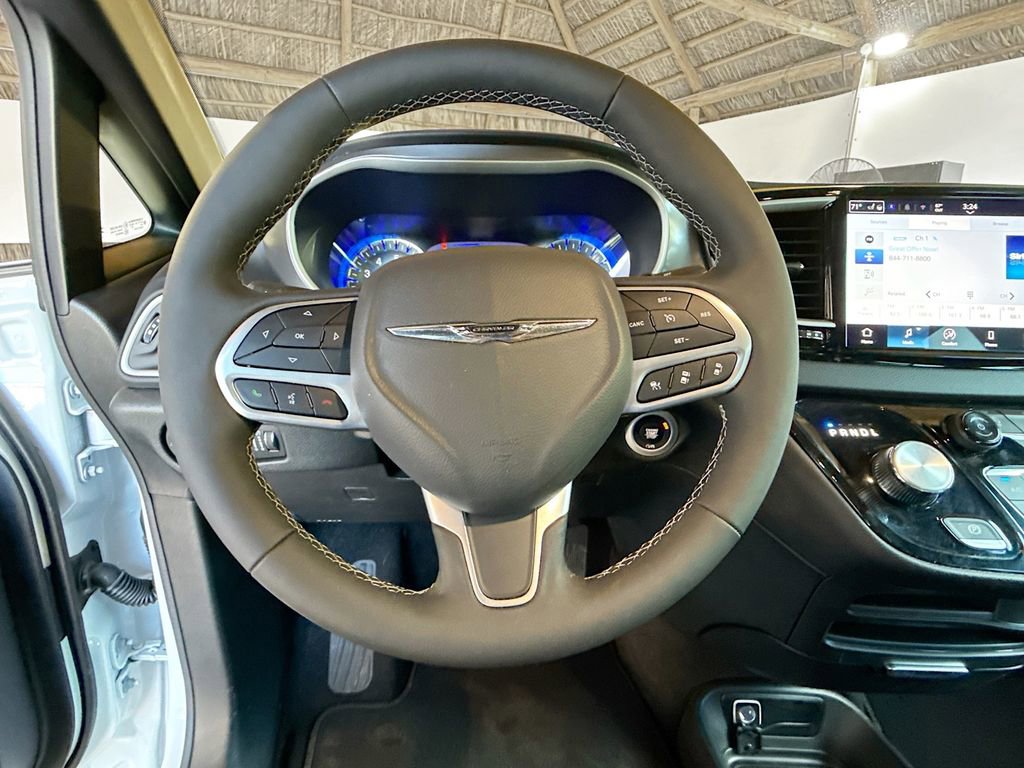 Used 2026 Chrysler Pacifica Select image 12