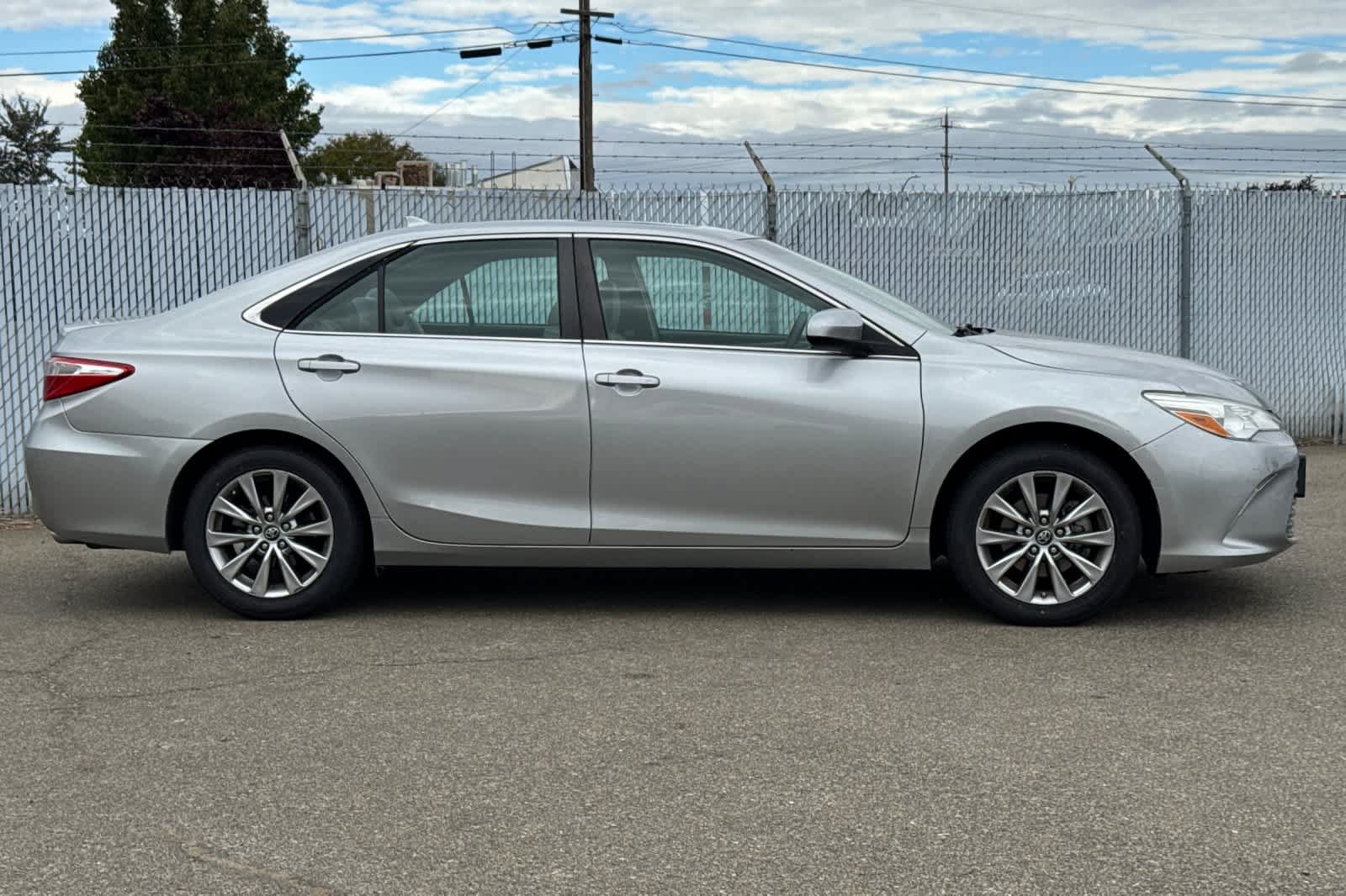 Used 2017 Toyota Camry XLE w/ Moonroof Package FWD image 6