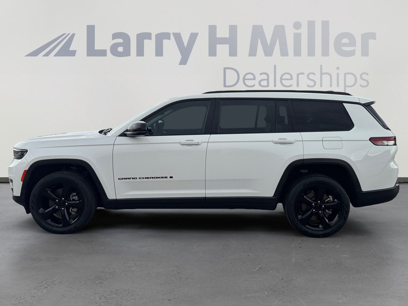 Used 2023 Jeep Grand Cherokee L Limited w/ Black Appearance Package AWD/4WD image 2