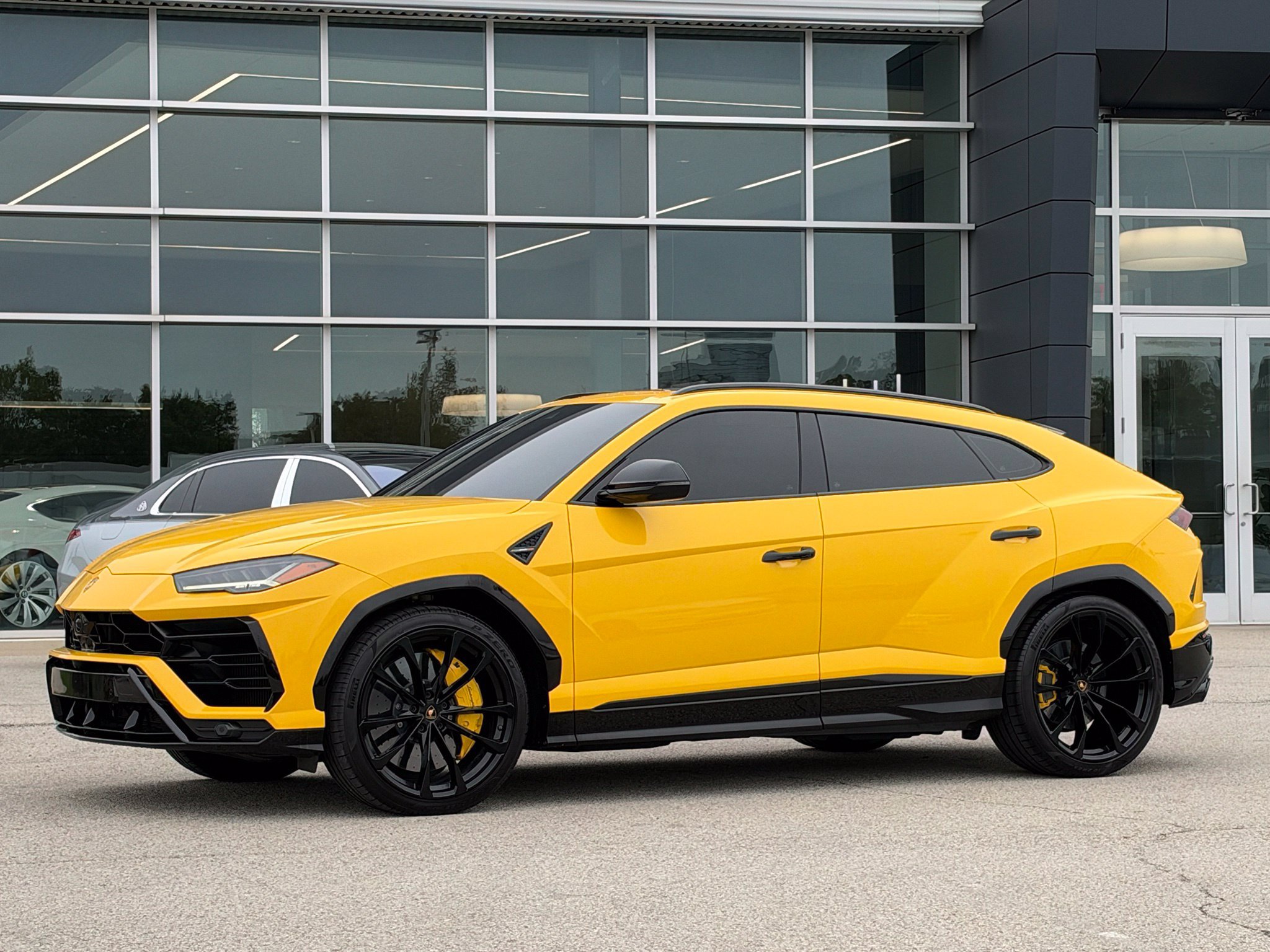 Used 2022 Lamborghini Urus AWD/4WD image 2