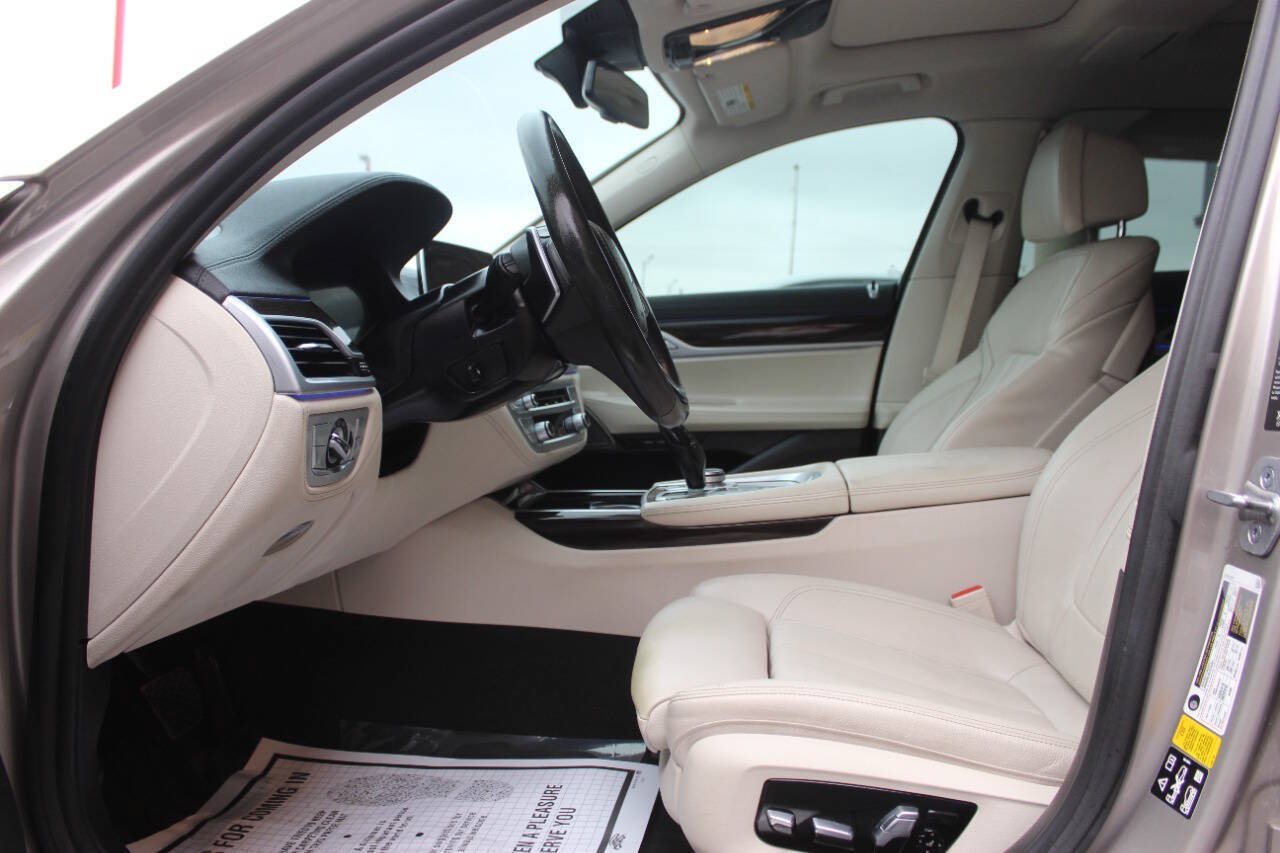 Used 2022 BMW 740i xDrive AWD/4WD image 10
