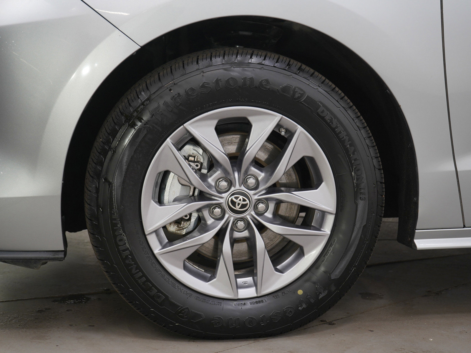 Used 2024 Toyota Sienna LE FWD image 32