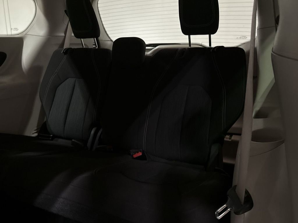 Used 2022 Chrysler Voyager LX image 23