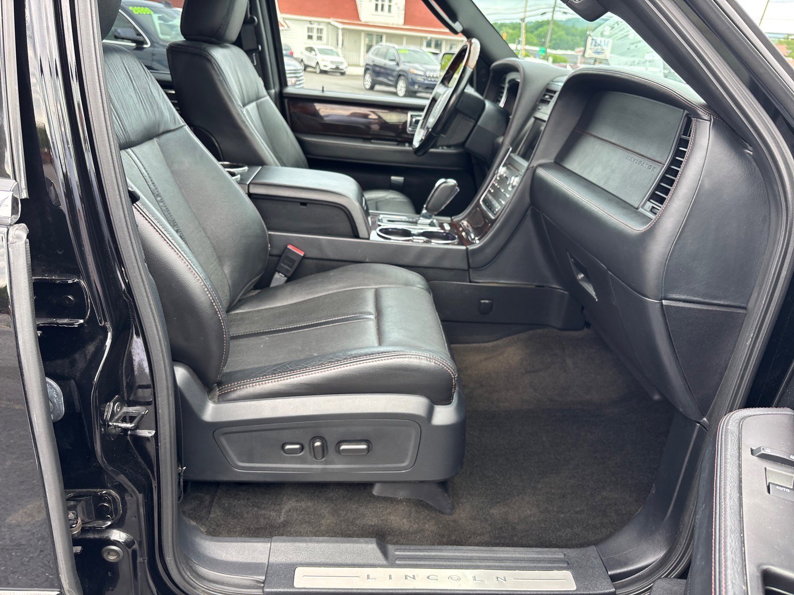 Used 2017 Lincoln Navigator L Reserve AWD/4WD image 17