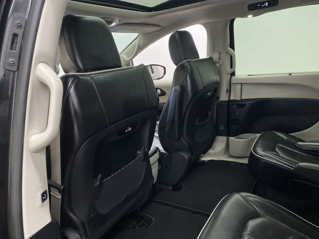 Used 2023 Chrysler Pacifica Limited FWD image 16