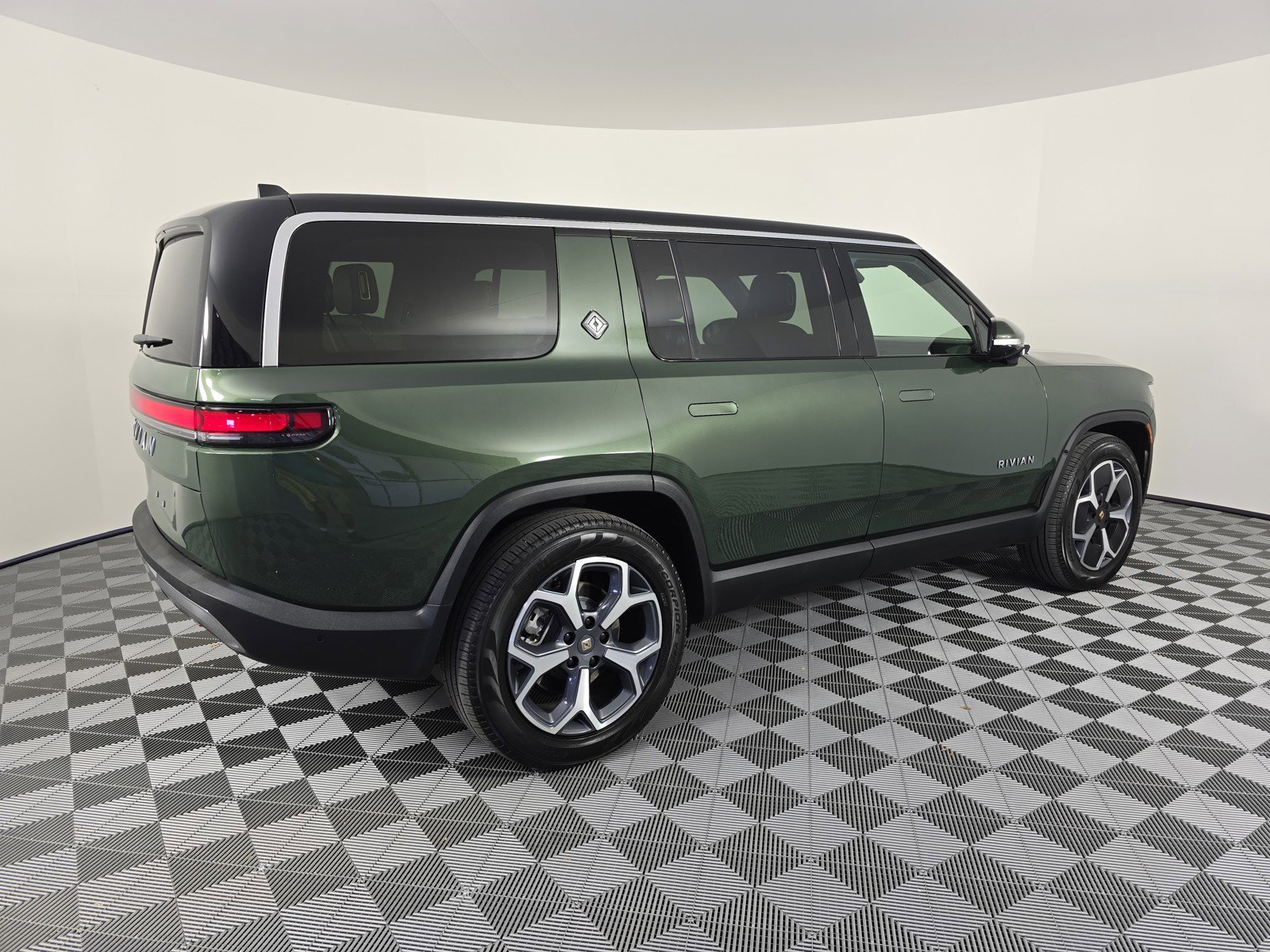 Used 2024 Rivian R1S Adventure AWD/4WD image 5