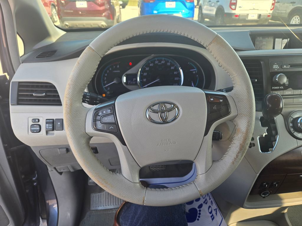 Used 2014 Toyota Sienna XLE image 12