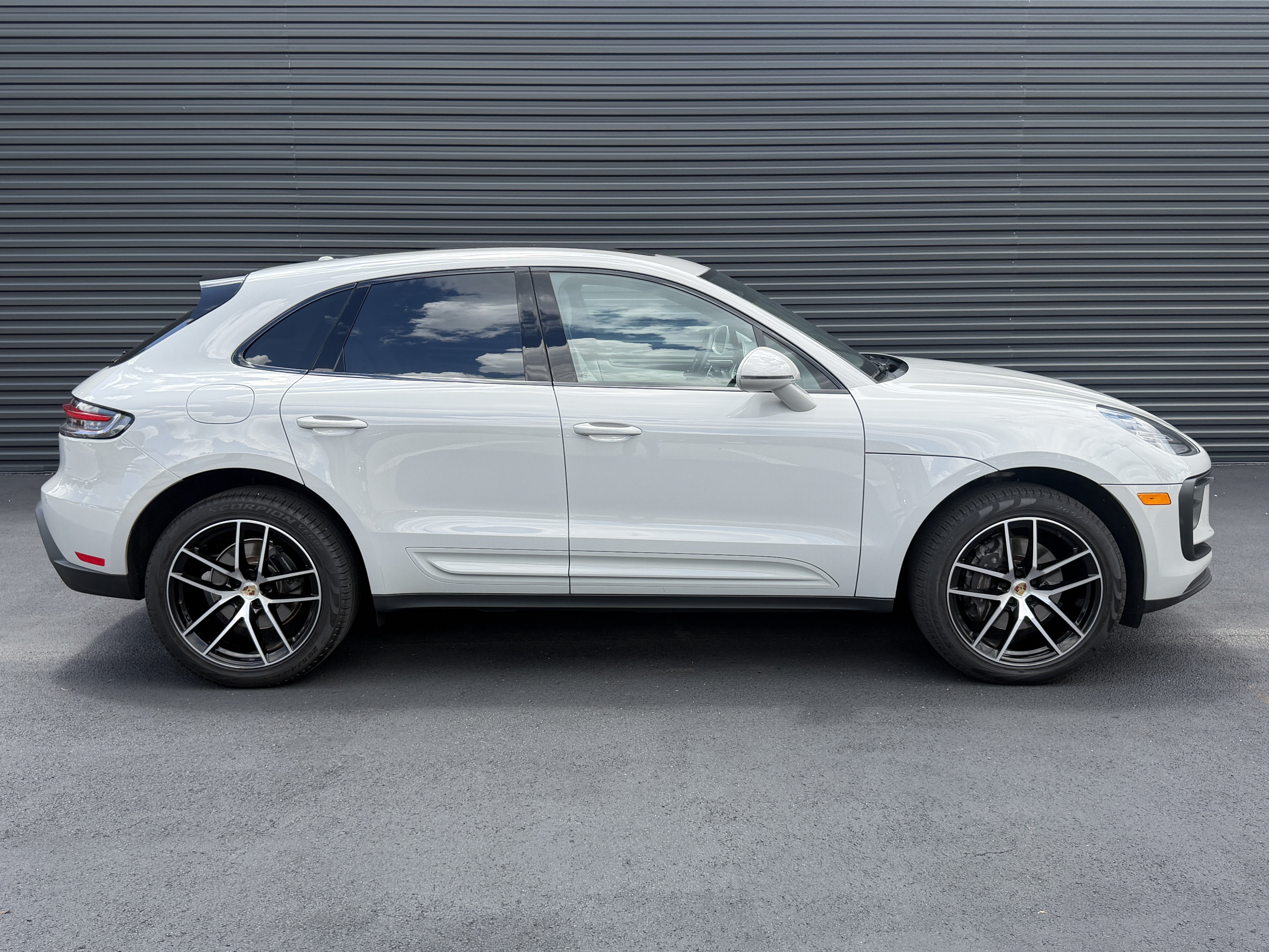 Certified 2024 Porsche Macan AWD/4WD image 8