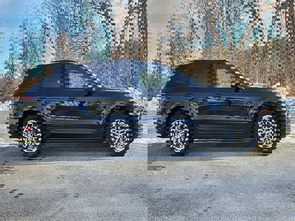 Certified 2025 Porsche Macan image 9