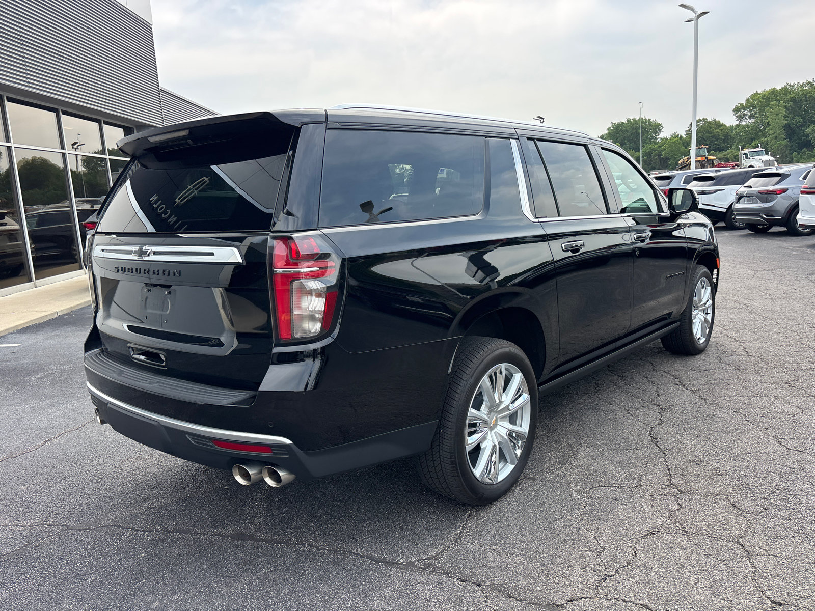 Used 2024 Chevrolet Suburban High Country w/ Premium Package AWD/4WD image 7