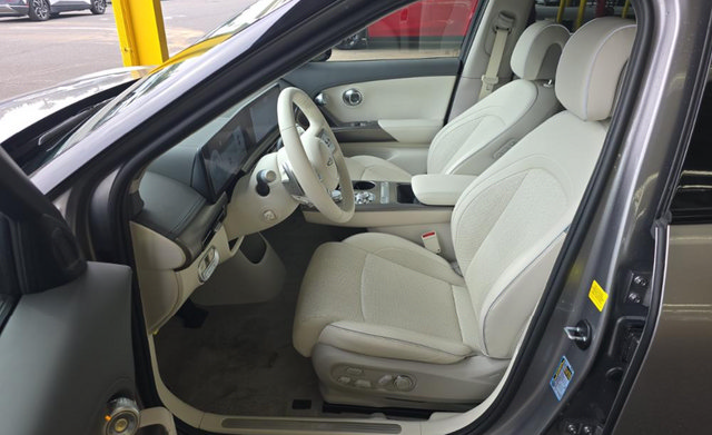 Used 2023 Genesis GV60 Advanced AWD/4WD image 5