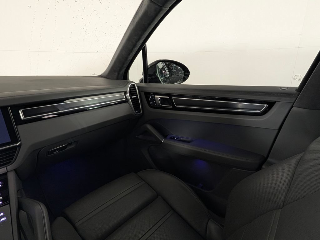 Used 2023 Porsche Cayenne GTS AWD/4WD image 23