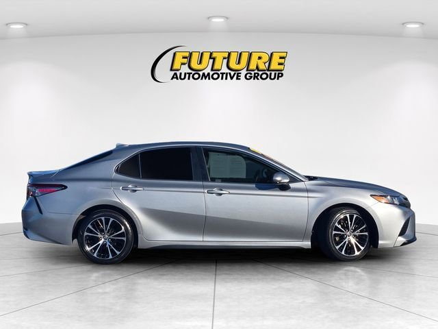 Used 2019 Toyota Camry SE w/ Accessory Appearance Package image 4