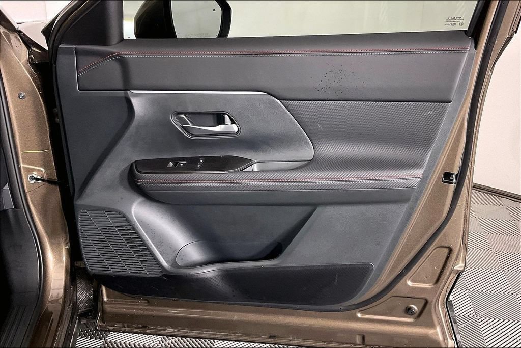 Certified 2025 Nissan Kicks SR FWD image 21