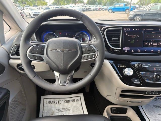 Used 2023 Chrysler Pacifica Touring-L FWD image 25