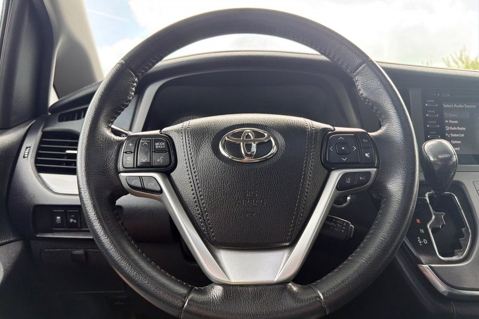 Used 2019 Toyota Sienna SE w/ SE Preferred Package FWD image 24