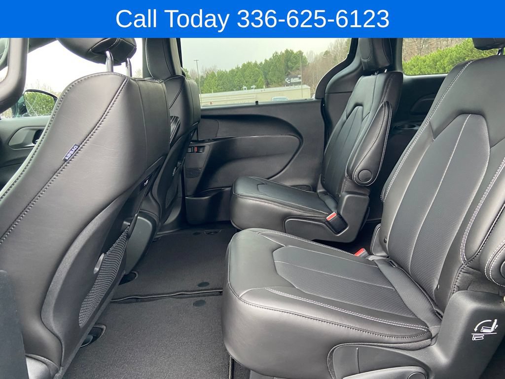 New 2026 Chrysler Pacifica Select FWD image 12