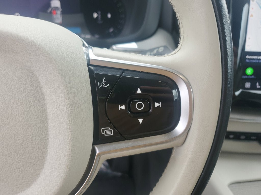 Used 2023 Volvo XC60 B5 Plus FWD image 22