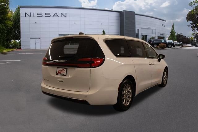 Used 2025 Chrysler Pacifica Select FWD image 3