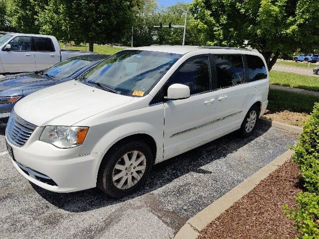 Used 2013 Chrysler Town & Country Touring FWD image 4