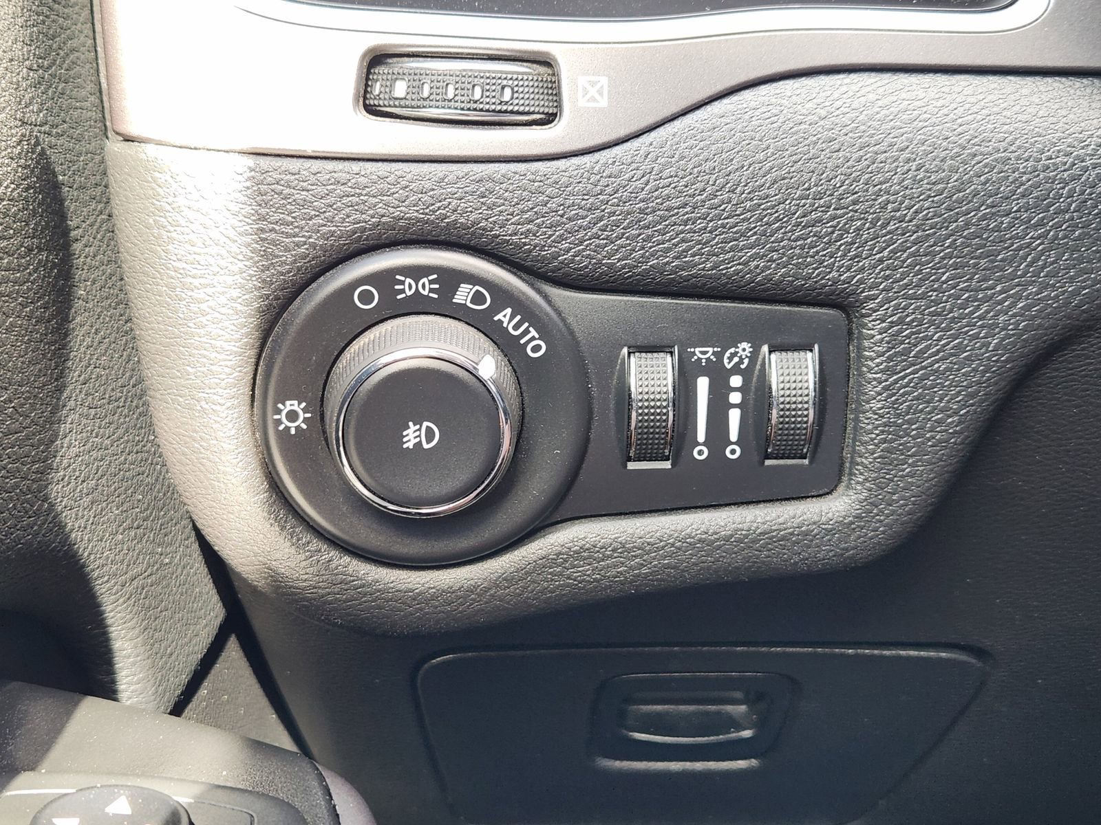 Used 2021 Jeep Cherokee Latitude Plus image 30