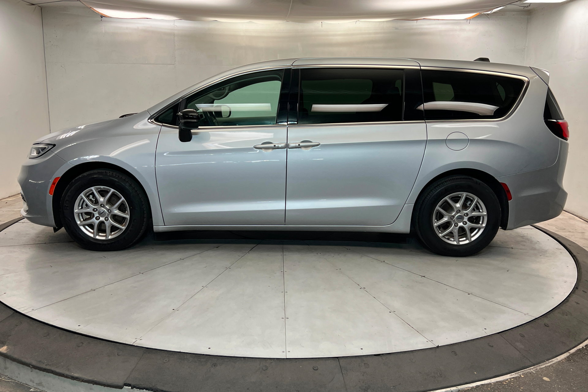 Used 2024 Chrysler Pacifica Touring-L FWD image 2