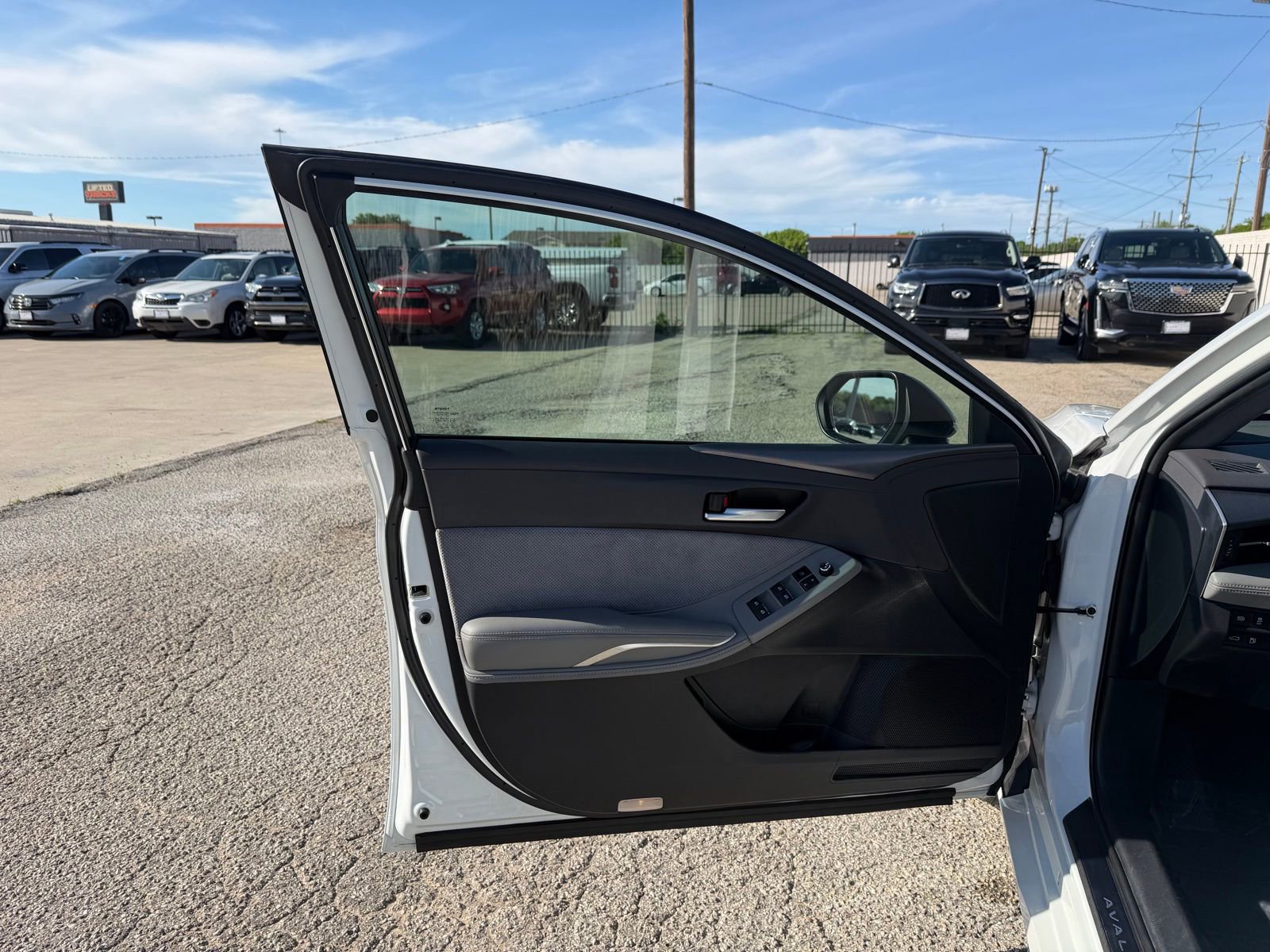 Used 2019 Toyota Avalon XSE FWD image 21