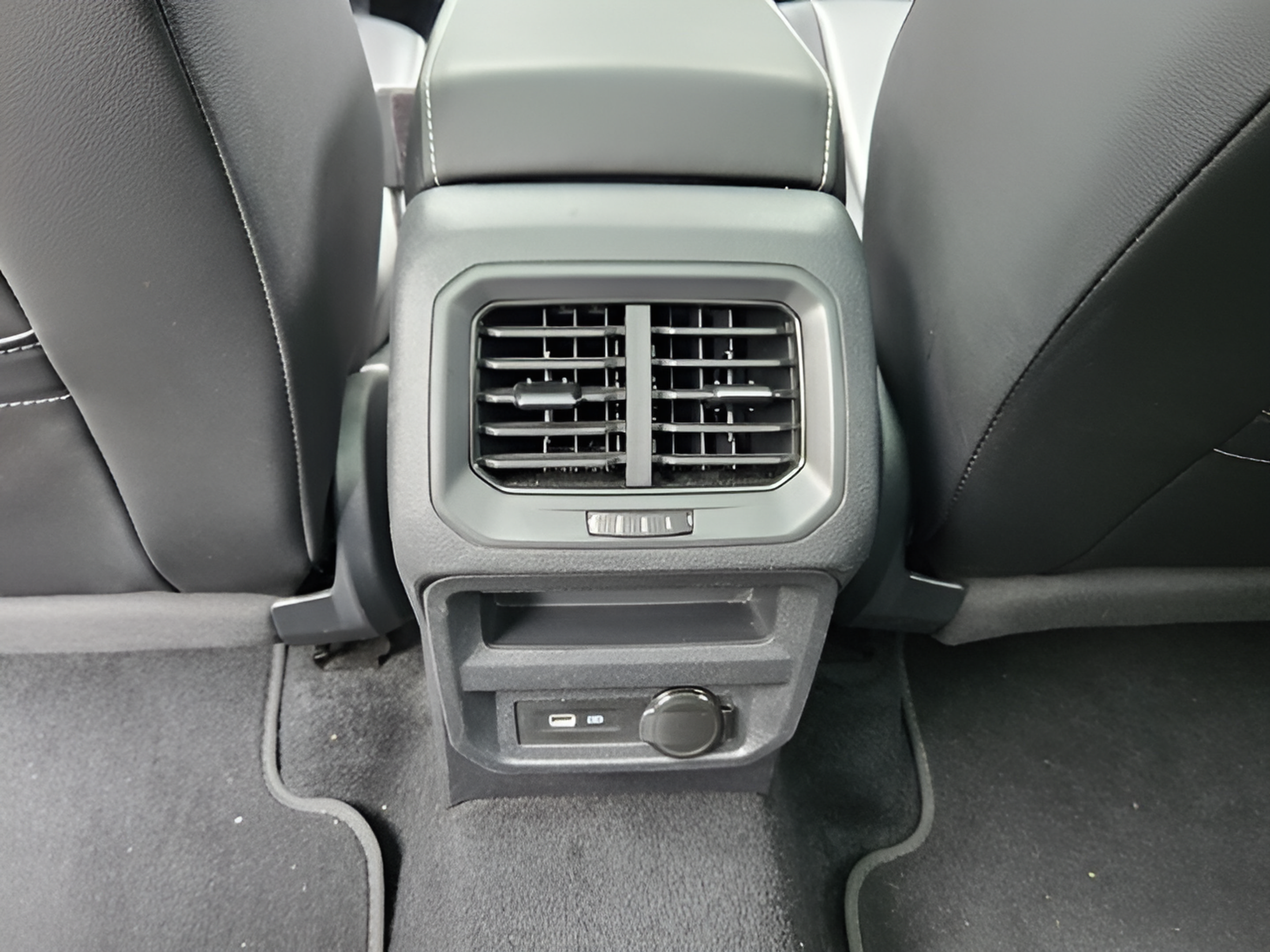 Certified 2023 Volkswagen Tiguan SE w/ Panoramic Sunroof Package FWD image 11