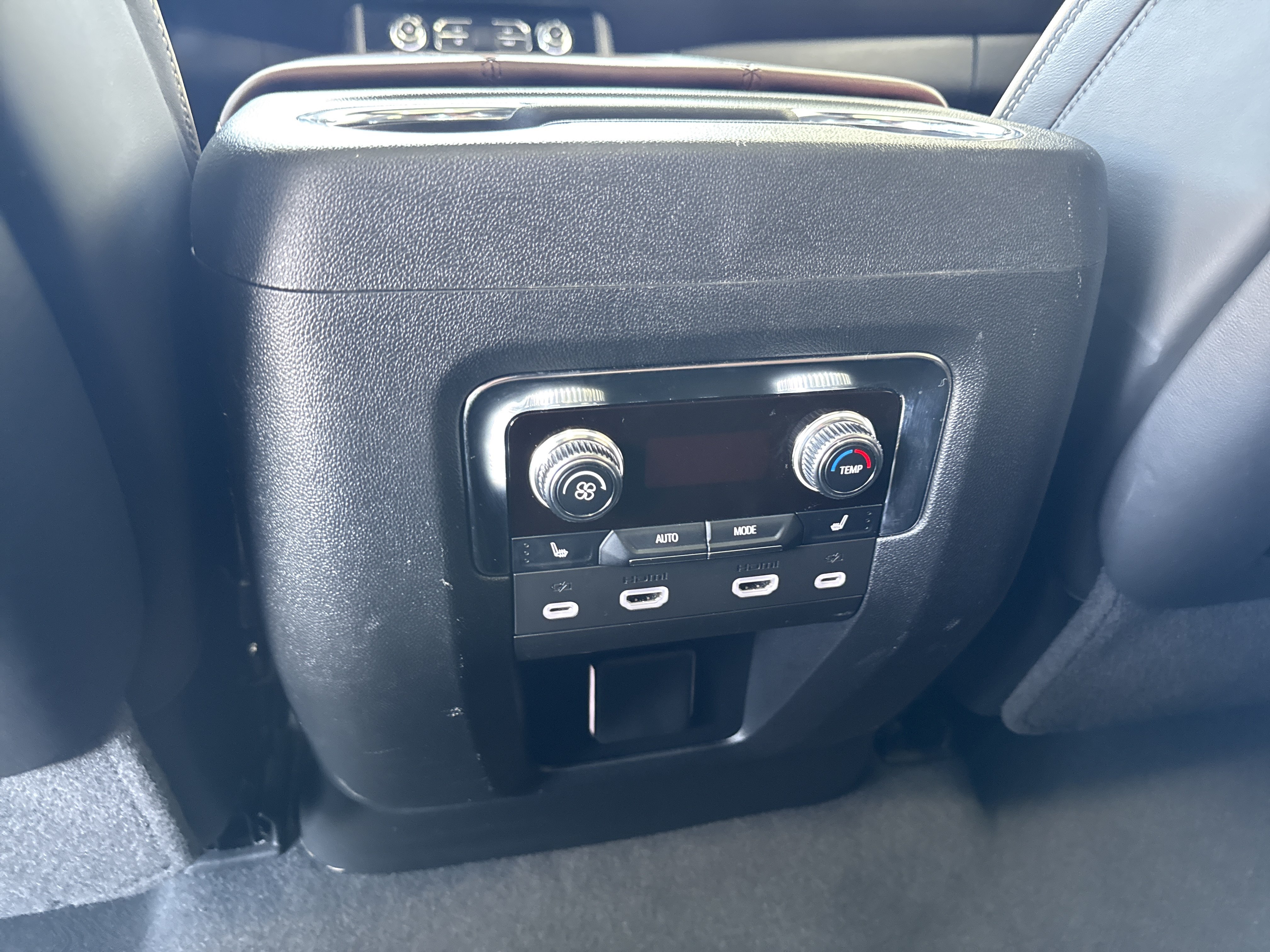 Used 2024 GMC Yukon Denali Ultimate AWD/4WD image 38